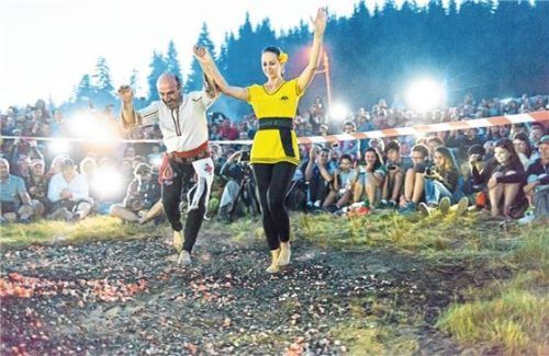 Bulgaren spazieren über glühende Kohlen. Foto imago/Pond 5