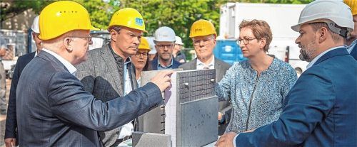 Bundesbauministerin Klara Geywitz (rechts im Bild) lässt sich die Besonderheit von Carbonbeton bei der Grundsteinlegung in Dresden erklären. Foto Stefan Gröschel