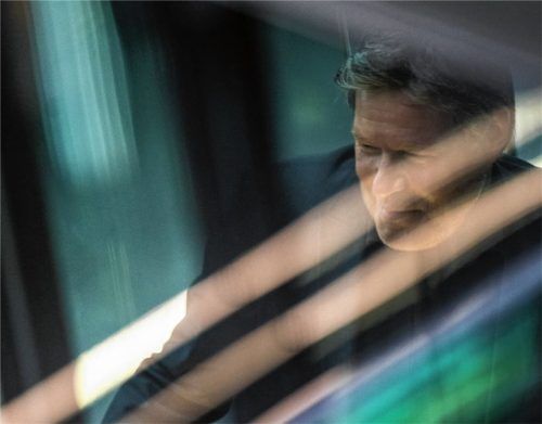 Bundeswirtschaftsminister Robert Habeck (Grüne) verlässt nach der Sitzung des Ausschusses für Klimaschutz, Energie und Umwelt den Sitzungsraum. Er und Umweltministerin Lemke (Grüne) waren wegen der Entscheidungsfindung über eine mögliche Laufzeitverlängerung von Atomkraftwerken unter Druck geraten. Foto dpa
