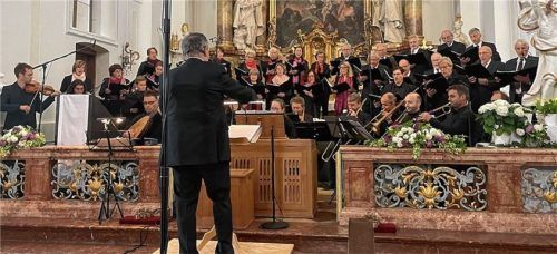 Chor, Solisten und Instrumentalisten, die unter der Leitung von Peter Adler in der Pfarrkirche von Rott am Inn Werke Alter Musik aufführten.Foto kirchner