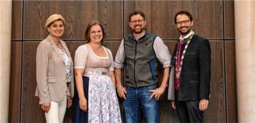 Christiane Noisternig (links) und Johannes Zistl (rechts) verabschieden Martina Weber und heißen Martin Eham im Gemeinderat willkommen. Foto messerer