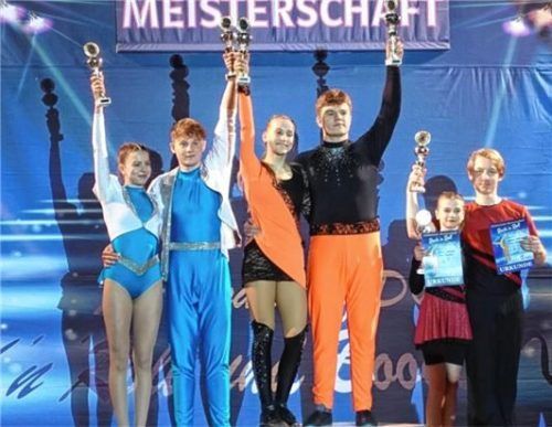 Christina Großner und Victor Kühnhackl (in Orange) vom RRC Rosenheim strecken ihre Pokale in die Höhe.Foto RRC