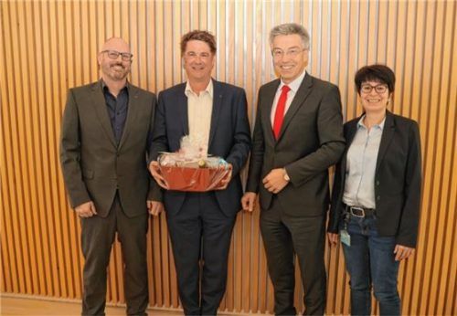 Christof Vornberger vom Zweckverband für Rettungsdienst und Feuerwehralarmierung Rosenheim sowie der scheidende Ärztliche Leiter Rettungsdienst Dr. Michael Städtler, Landrat Otto Lederer und auch Zweckverband-Geschäftsleiterin Claudia Cäsar (von links). Foto Landratsamt Rosenheim