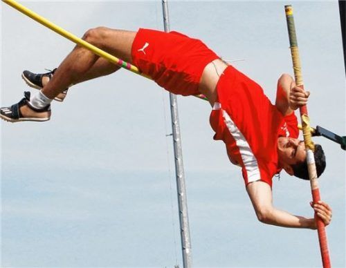 Daniel Schwab vom TSV Wasserburg siegte über 100 Meter im Stabhochsprung der Männer.Foto Stuffer