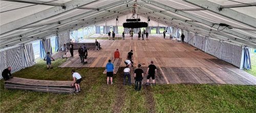 Dank vieler fleißiger Helfer steht das Festzelt der Feuerwehr Zaisering schon fast. Foto re