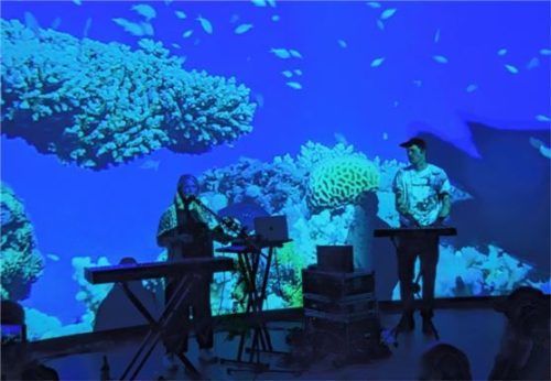 Das Duo „Her Tree“ mit Sängerin Alexandra Cumfe (links) und Max Spindler (Synthesizer). Foto friedrich