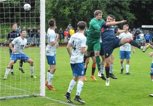 Das einzige Tor: Christoph Bott kommt eher an die Kugel und verlängert ins lange Eck zum 1:0 für Au.Foto Franz Ruprecht