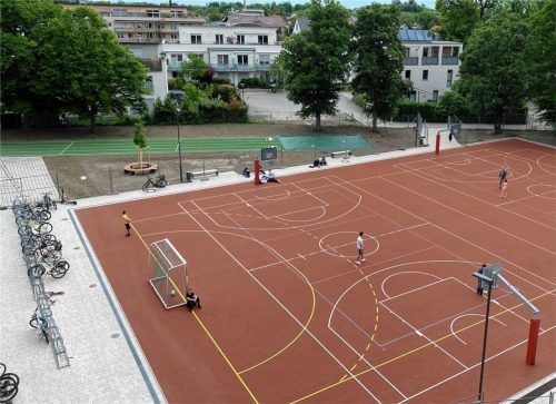 Das Freigelände der neuen St.-Georg-Schule: Anwohner befürchten zusätzliche Lärmbelastung, wenn die Anlage außerhalb des Unterrichts auch noch öffentlich genutzt wird.