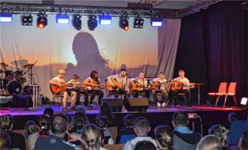 Das Gitarrenensemble unter der Leitung von Leiter Georg Neugebauer (Mitte).Fotos JRR