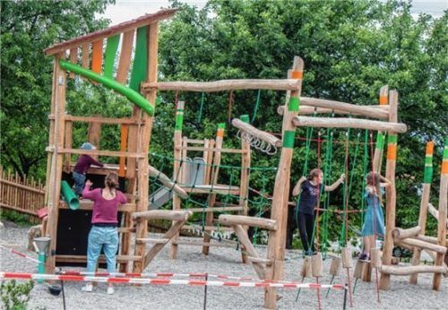 Das Klettergerüst wird von den Kindern schon in Beschlag genommen. Foto Stache