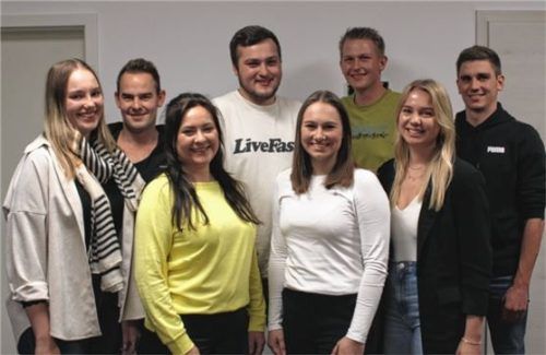 Das neu gewählte Präsidium der Aschauer Faschingsgilde (vorne, von links): Schatzmeisterin Franziska Sichler, stellvertretende Präsidentin Tatjana Heinrichsberger, Präsidentin Sophia Winkler und Schriftführerin Anna Ramsauer sowie (hinten, von links) Beisitzer Christoph Kink, stellvertretender Präsident Sebastian Bichler junior und die Beisitzer Tobias Schnaiter und Thomas Scheck.Foto Rehberg