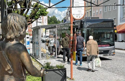Das neue Buberl schaut der Linie eins bei einer ihrer letzten Fahrten zu: Ende Juni wird der Stadtbus Mühldorf eingestellt und durch einen Rufbus ersetzt. Foto Honervogt