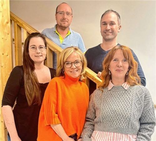 Das neue Führungsteam: (hinten von links) Vorsitzender Danny Pfeiffer und Beisitzer Jan Zillmann, (vorne von links) Zweite Vorsitzende Astrid Schäffler, Schriftführerin Stefanie Zurl-Radtke und Susanne Thomes, die die Finanzen des Vereins im Überblick hat. Foto Re