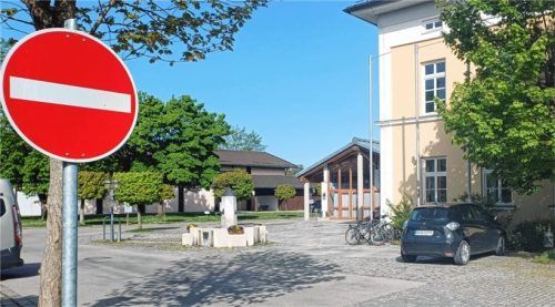 Das Schild „Einfahrt verboten“ muss, wie die Verkehrsschau ergab, bei den Parkplätzen am Rathaus (Bild) und am Schulgelände wegen des Sichtbarkeitsgrundsatzes entfernt werden.Foto Kirchner