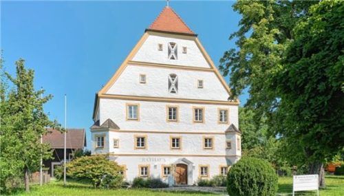 Das schöne Rathaus der Gemeinde Schechen. Das rund 400 Jahre alte Gebäude diente als Adelssitz, Hofmark, Schlossgut und Gutshof.Foto höfer