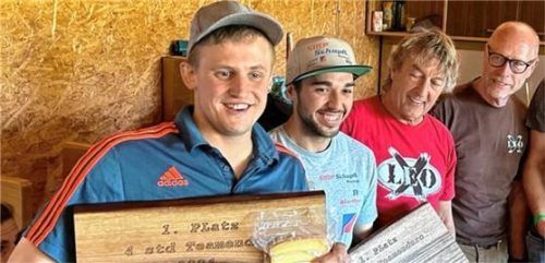 Das Siegerteam (von links) Markus Deinböck/Tobias Werther, Vorstand Christian Kerstens und Endurowart Benedikt Haider.