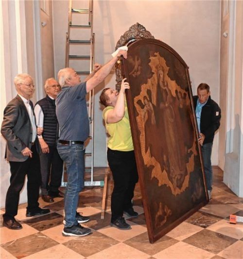 Das spätgotische Wendebild wird in St. Nikolaus an einer Seitenwand angebracht. Foto Schlecker