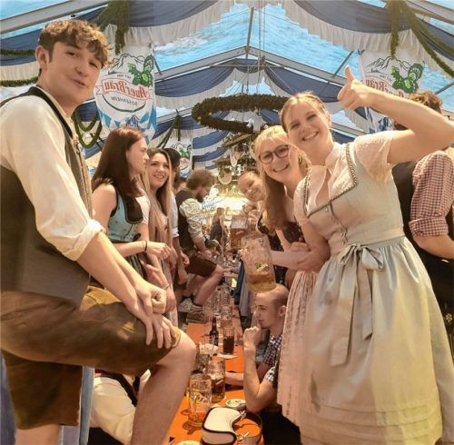 Daumen hoch für das anstehende Pfingstwochenende samt Volksfest in Bad Aibling.