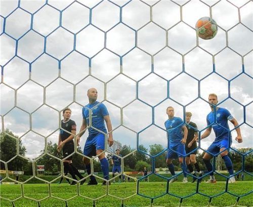 Dem Max-Aicher-Stadion fehlt für die Landesliga noch eine Rundumbande. Foto mb.presse – Butzhammer