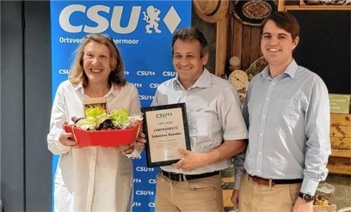 Dem neuen Ehrenvorsitzenden der Kolbermoorer CSU, Sebastian Daxeder (Mitte), gratulieren Geschäftsführerin Waltraud Giese (links) und Ortsvorsitzender Leonhard Sedlbauer. Foto Sedlbauer