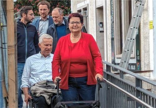 Den ersten Test bestanden hat die barrierefreie Rampe hinunter zum Kieferbach. Getestet hatten die Behindertenbeauftragte Claudia Huber und Bürgermeister Hajo Gruber sowie (von links) Andreas Horn, Zacharias Kleber und Robert Haidacher. Foto Hoffmann