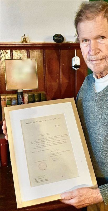 Der 87-jährige Hans Schnitzer mit der Urkunde des Ordinariats. Foto Klaus Oberkandler