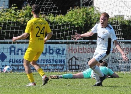 Der Ball ist im Tor, der Keeper geschlagen und Dominic Reisner bejubelt das 1:0 für Raubling.Foto Gabi Zucker