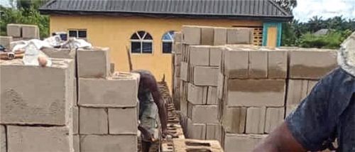 Der Bau der neuen Schule in Atani ist in vollem Gange.Foto re