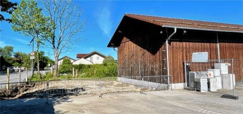 Der bereits bestehende Wertstoffhof-Trakt wird auf dem gemeindlichen Bauhof-Areal durch einen neun mal 9,50 Meter Süd-Anbau zur Lagerung der Feuerwehr-Einsatzgerätschaften erweitert. Foto Neuwirth