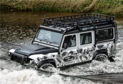 Der Defender Works V8 Trophy II pflügt sich mühelos durchs Flussbett. Foto Autoren-Union Mobilität/JLR
