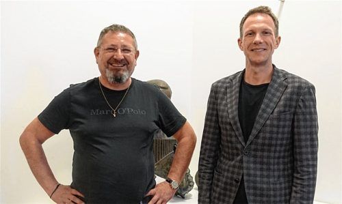 Der Dirigent Wolfgang Hauck (rechts), hier zusammen mit Martin Dirrigl, dem Vorsitzenden der Stadtkapelle Rosenheim, ist überzeugt, dass Orchester für neue Impulse nach einer gewissen Zeit einen Dirigentenwechsel brauchen. Foto Wunsam