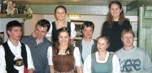 Der Erste Vorstand des DuBV Dettendorf aus dem Gründungsjahr 2002 bestand aus (von links) Korbinian Engelsberger, Marinus Maier sowie Kathrin Michalke, Kathrin Stadler und dem damaligen Vorsitzenden Sepp Mayr. Auch Andrea Mark, Katrin Singer und Markus Bielmeier gehörten dazu.Foto Archiv Dirndl-und Burschenverein Dettendorf