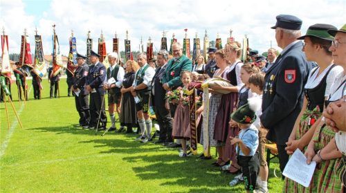 Der Feldgottesdienst fand unter strahlend blauem Himmel auf dem Sportplatz statt.