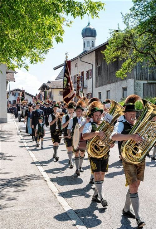 Der Festzug mit Musikkapellen und zahlreichen Vereinen führte durch Litzldorf. Fotos  Kriechbaumer