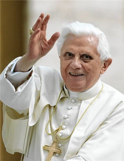 Der frühere Pontifex Benedikt XVI. bei einer Generalaudienz. In Traunstein war eines seiner Brustkreuze gestohlen worden, das er seiner Heimatpfarrei vermacht hatte. Foto dpa