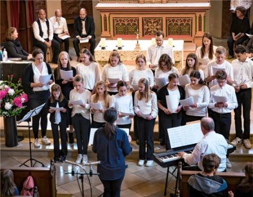 Der Jugendchor unter Leitung von Irmi Haager, am E-Piano Sepp Stahuber. Foto maier