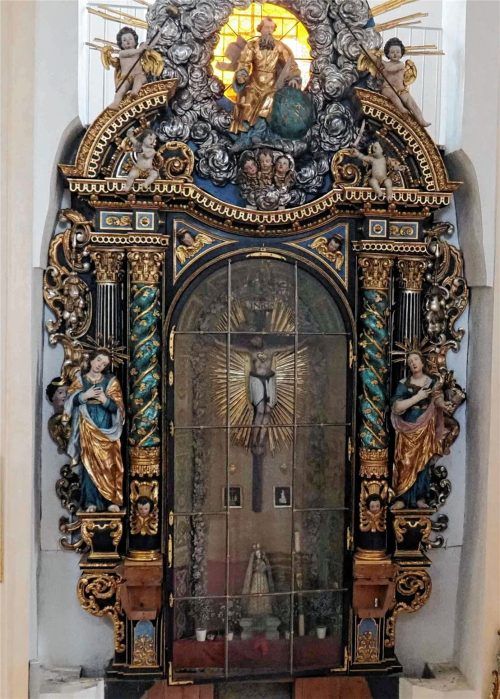 Der Kreuz-Altar von St. Michael. Das Kreuz wurde 1628 während des Dreißigjährigen Krieges nahe der Ortschaft Elend an Land gespült.Foto Weithofer