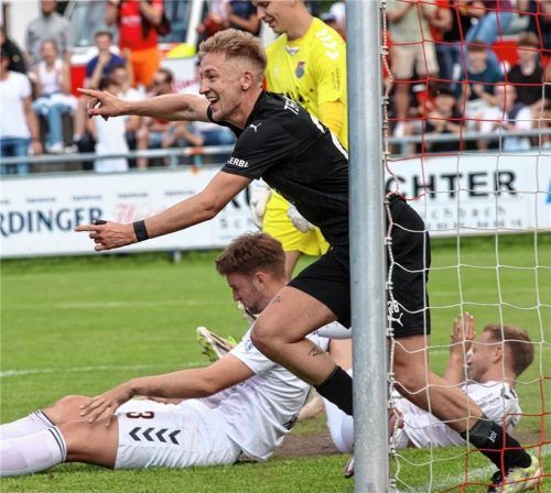 Der Moment der Gewissheit: Buchbachs Tobi Sztaf jubelt nach seinem zweiten Treffer zum 5:2-Endstand.Foto Michael Buchholz
