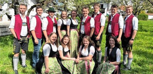 Der neu gewählte Vorstand der Katholischen Landjugend: (hinten, von links) Kassier Hubert Sewald, die Beisitzer Martin Görgmayr und Stefan Parzinger, Zweite Vorsitzende Magdalena Mayerhofer, Vorsitzende Sophie Neugebauer, Vorsitzender Georg Rinser, Zweiter Vorsitzender Seppi Liegl und die Beisitzer Christian Bernhard und Tobias Gassner sowie (vorne, von links) die Beisitzer Barbara Bernhard und Julia Dorn, Schriftführerin Anna Parzinger und Beisitzerin Magdalena Gnerlich.Foto re