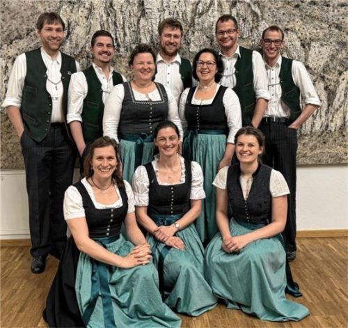 Der neu gewählte Vorstand mit (hinten, von links) Andreas Riedl, Thomas Krapichler, Martina Riedl, Tobias Schwegler, Regina Siersch, Michael Hamberger und Marinus Obermayr sowie (vorne, von links) Christine Stacheder, Dr. Katrin Haegler und Marlene Binder.Foto  Riedl