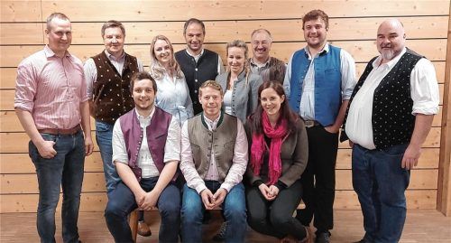 Der neue ist der alte Vorstand der Musikkapelle Vagen: (von links) Leonhard Mayer, Andreas Haimerl, Sebastian Weber, Monika Salzborn, Thomas Weber, Philipp Pousset, Sophia Jakob, Siamak Golshani, Angelika Adlberger, Franz Köll junior sowie Jürgen Schubert.Foto re