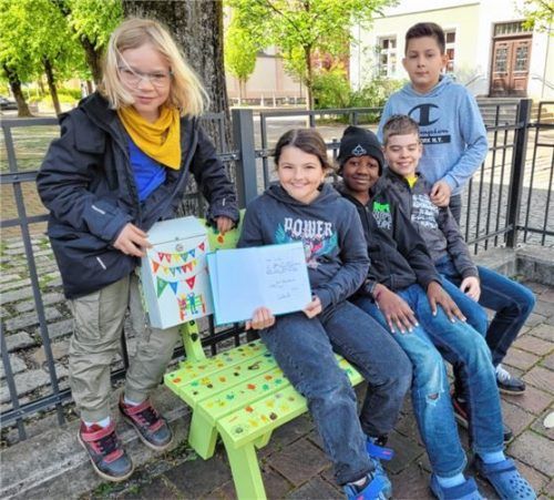 Der neue Mittelpunkt auf dem Pausenhof ist die von allen Schülern gestaltete Freundschaftsbank. Foto re