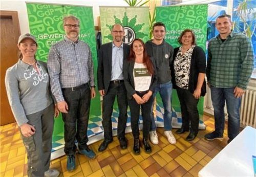 Der neue Vorstand der Kreisgruppe (KG) Rosenheim besteht aus (von links) Kassenprüferin Birgit Ligotzky, Schriftführer Stefan Lindner, KG-Vorsitzendem Michael Ertl, den Stellvertretern Claudia Roth, Edison Hysenaj und Miriam Glienke sowie Finanzvorstand Markus Heinze-Wagenführer. Foto GDP