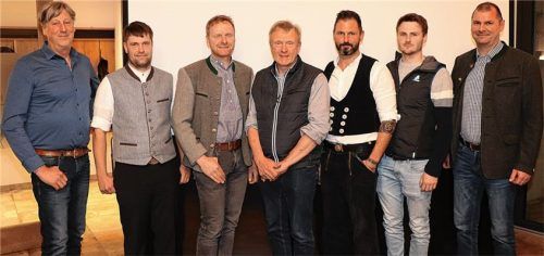 Der neue Vorstand der Zimmerer-Innung (von links): Martin Kollmeier (Obermeister), Martin Kendler (stellvertretender Obermeister), Max Doppler, Ludwig Hartl, Franz Plank, Lukas Lechner und Herbert Koch.Foto wittenzellner