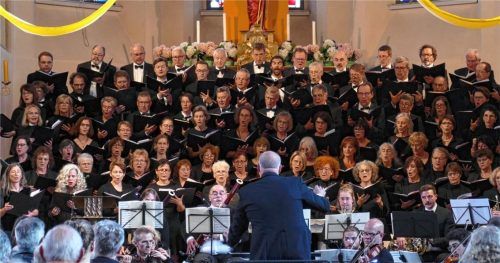 Der Rohrdorfer Liederkranz unter der Leitung von Felix Spreng mit großem Orchester in der Pfarrkirche St. Georg in Schloßberg. Foto janka