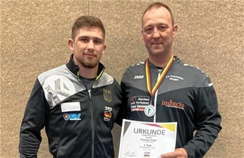 Der Traunsteiner Schwergewichtler Christian Pribil (rechts) freut sich mit Betreuer Andreas Dik über seinen deutschen Meistertitel und die Silbermedaille im Freistil. Foto Wittenzellner