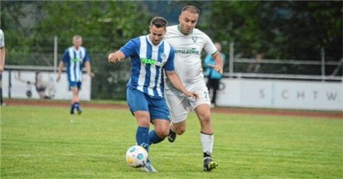 Der TSV Brannenburg setzte sich gegen den SB-DJK Rosenheim durch, wie hier Johannes Wiesböck (links) im Zweikampf mit Rosenheims Silvio Havic.Foto Franz Ruprecht
