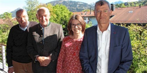 Der Verein „Pflege und Betreuung Bad Feilnbach“ hat neue wegweisende Führungsspitzen (von links): Erster Vorsitzender Dr. Gereon Schmitz, Ehrenvorsitzender Hans-Jürgen Monden, Schriftführerin Michaela Schwarz und der Zweite Vorsitzende, Reiner Kaspareit. Fotos  Strim