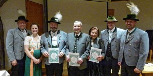 Der Vorstand des Heufelder Trachtenvereins und die für langjährige Vereinstreue geehrten Mitglieder der Heufelder Trachtler waren zufrieden: (von links) Zweiter Vorsitzender Markus Zehetmaier, Schriftführerin Anita Sollinger, Hannes Antretter, Georg und Gertraud Kaltner, Kassier Fridl Zuckermaier und Vorsitzender Alois Huber.Foto ahrens