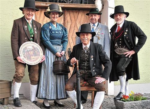 Der Vorstand des Trachtenvereins Edelweiß Neubeuern freut sich auf das Treffen der historischen Trachten: (von links) Manfred Karl, Edelweiß-Vorsitzender und Vorsitzender der Vereinigung Historischer Trachten von Altbayern, mit seiner Ehefrau Sabine (Schriftführerin), Trachtenwart Andreas Artmann und Josef Englberger als Vertreter des Beurer Gwands sowie Alt-Bürgermeister Josef Trost (vorne), der den Festtag moderiert. Foto Reischl-Zehentbauer